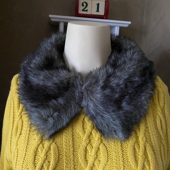 Lands’ End Cable-Knit Crewneck Women’s Sweater Collar faux fur, size M( 10/12) - Picture 2 of 10